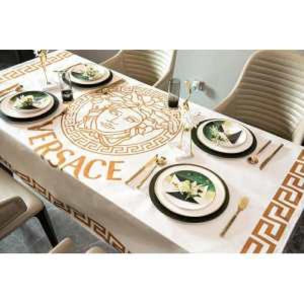 踏み心地もペラペラでリラックス ヴェルサーチVERSACE ラグカーペット 2026年夏の一押しファッションアイテム