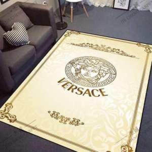 大人カジュアル夏ファッション2026 ヴェルサーチVERSACE 肌触りの良さとお手入れのしやすさを両立 ラグカーペット