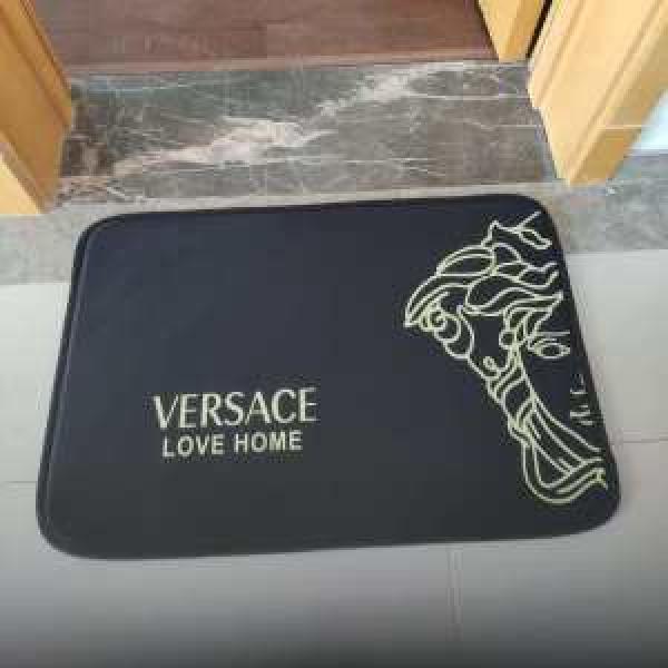 ラグカーペット プレゼントとしても最適 ヴェルサーチ 吸水性と乾燥性に優れた VERSACE 2026春夏も引き続きトレンド