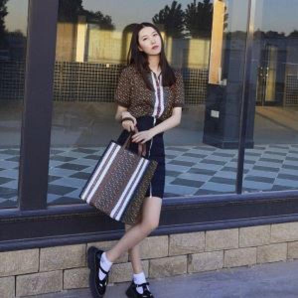 レディースバッグ リラックス感のあるゆったり  バーバリー スタイルアップ効果 BURBERRY 2026夏ファション新品.48..48.