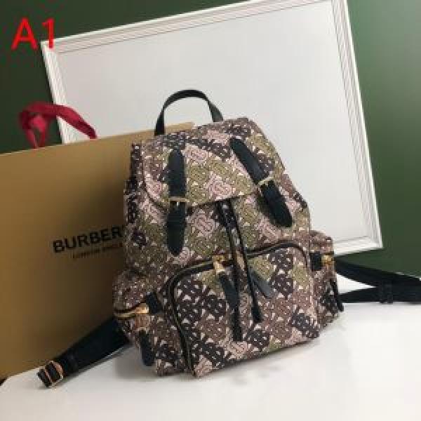 気持ちいい真夏日にぴったり リュック 清潔感のある肌見せ  バーバリー BURBERRY おしゃれな夏ファッション2026.48..48.