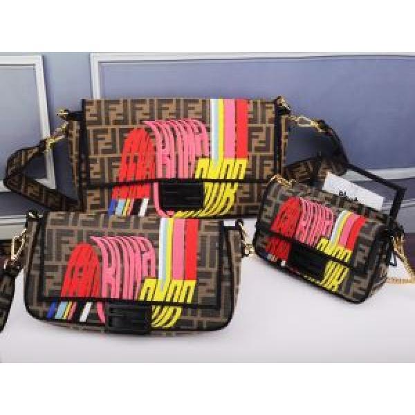 気持ちいい真夏日にぴったり フェンディ FENDI 季節感のあるファッション  レディースバッグ おしゃれな夏ファッション2026.150.