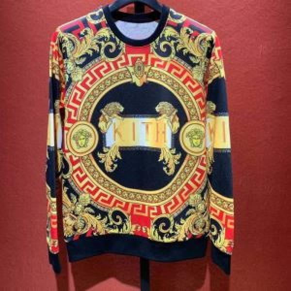 季節をまたい新作アイテム 2026年の夏のマスト ヴェルサーチVERSACE プルオーバーパーカー