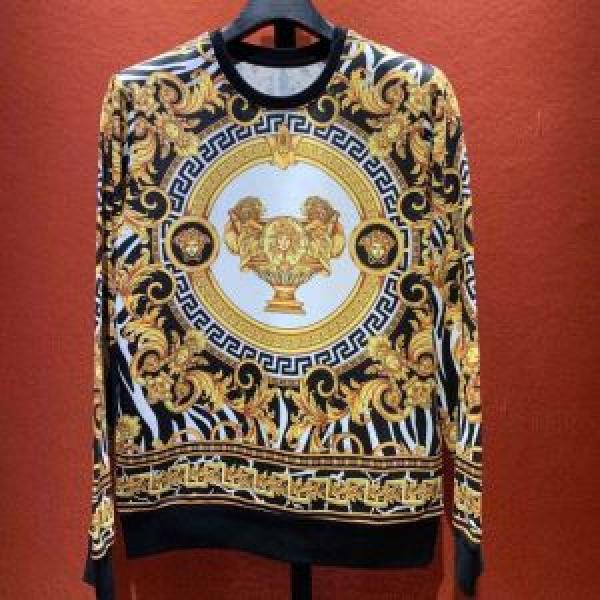 プルオーバーパーカー ヴェルサーチVERSACE おしゃれな夏ファッション2025 夏らしい季節感