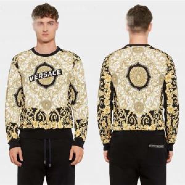 今シーズン人気のアイテム 2026年の春夏に着たい ヴェルサーチVERSACE プルオーバーパーカー