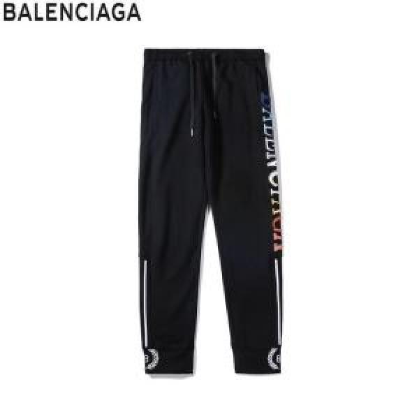 BALENCIAGA  夏らしい抜け感を演出しチノパン 大人カジュアル夏ファッション2026 バレンシアガ