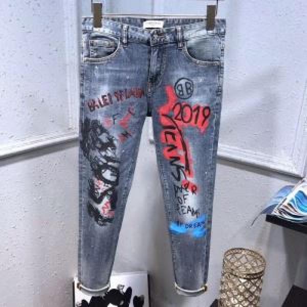優雅で都会的な装いに仕上げ バレンシアガ  大人カジュアル夏ファッション2026チノパン BALENCIAGA