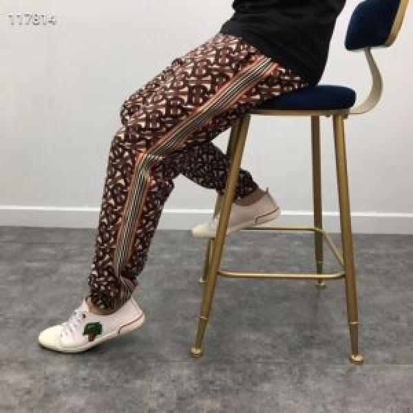 派手にはなりすぎず バーバリー BURBERRY  大人カジュアル夏ファッション2025 ジーパン パンツ
