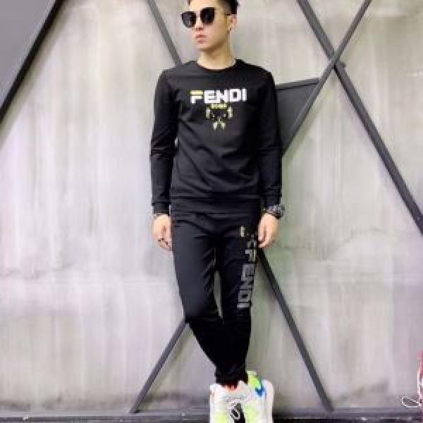 秋ファションのトレンド フェンディ 一番おしゃれ秋冬トレンド FENDI プルオーバーパーカー2026秋に注目したい おしゃれさんはいち早く取り