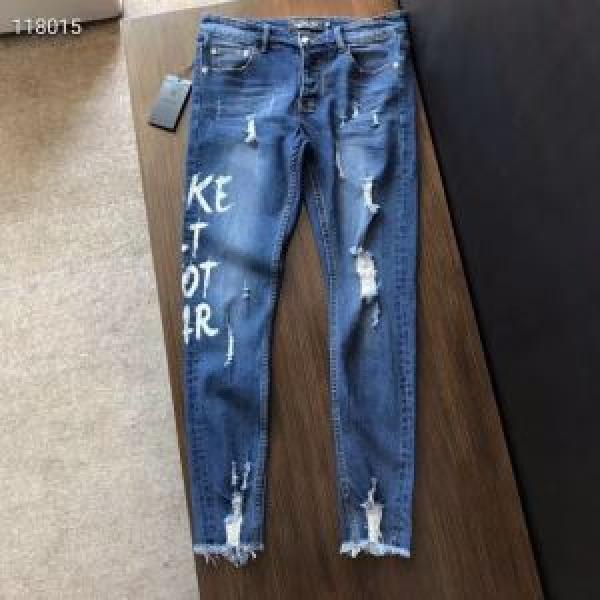 PHILIPP PLEIN ジーパン パンツ 毎年トレンドアイテムが出る フィリッププレイン 元気な印象のコーデ 2026SS
