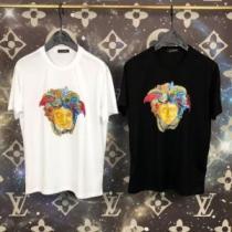 Tシャツ/半袖  夏のコーデには欠かせないヴェルサーチVERSACE 2色可選  今年は大きめの新作がトレンド