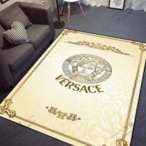 大人カジュアル夏ファッション2026 ヴェルサーチVERSACE 肌触りの良さとお手入れのしやすさを両立 ラグカーペット