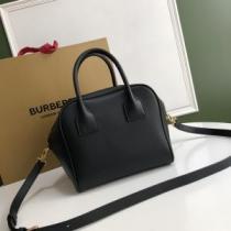 レディースバッグ スタイルUPして着こなす  バーバリー 2026年春夏のトレンドアイテム BURBERRY おしゃれな大人の着こなし.48..48.