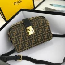 グッと大人っぽい印象にフェンディ 夏らしい抜け感を演出し FENDI  レディースバッグ 2026年春夏シーズンの人気 大人らしく仕上げ.150.