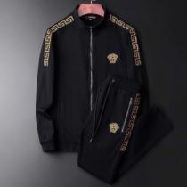 2026春夏も引き続き人気セール クラシカルな雰囲気 ヴェルサーチVERSACE 上下セット 2色可選