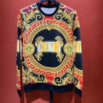 季節をまたい新作アイテム 2026年の夏のマスト ヴェルサーチVERSACE プルオーバーパーカー
