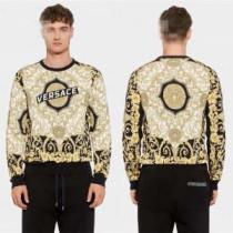 今シーズン人気のアイテム 2026年の春夏に着たい ヴェルサーチVERSACE プルオーバーパーカー