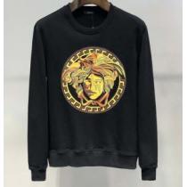 2026年春夏のトレンドアイテム ヴェルサーチVERSACE プルオーバーパーカー 2026年春夏のトレンドアイテム