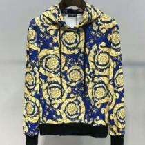 一気にトレンド感満載な着こなし 2026年春夏のトレンドアイテ ヴェルサーチVERSACE パーカー