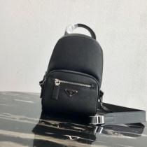 夏の大人カジュアルスタイル レディースバッグ プラダ2026年最新ファッション PRADA リラックス感のあるゆったり.68.