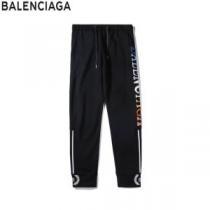 BALENCIAGA  夏らしい抜け感を演出しチノパン 大人カジュアル夏ファッション2026 バレンシアガ