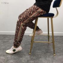 派手にはなりすぎず バーバリー BURBERRY  大人カジュアル夏ファッション2025 ジーパン パンツ