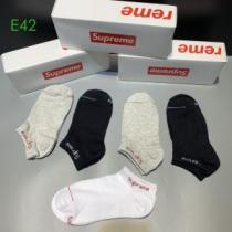 靴下 2026秋のファッショントレンドはこれ シュプリーム SUPREME 今季トレンド新作はこれ