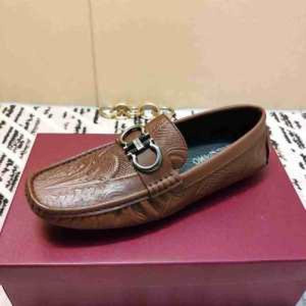 ローファー 秋服コーデ2026年版 サルヴァトーレフェラガモ FERRAGAMO 大胆なチェックの人気トレンド 秋にはやる最新作を先取り