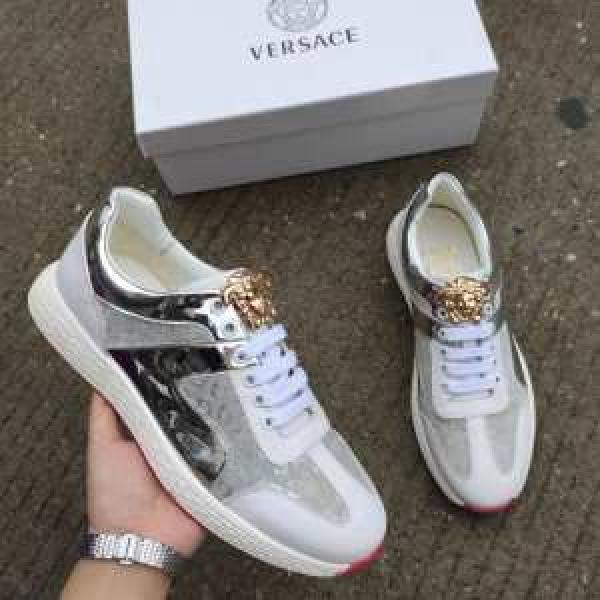 ランニングシューズ 今年らしい新しい人気色 ヴェルサーチ現在流行中のおすすめ人気 VERSACE 【2026秋冬】今きてる最先端ブランド