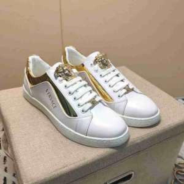 2026-20秋冬トレンドファッション ヴェルサーチ最新秋冬トレンドをチェック VERSACE 秋冬流行りファション ランニングシューズ