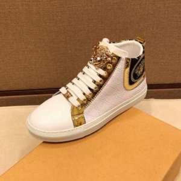 秋冬コーデと相性がいい ヴェルサーチおしゃれなファッションコーデ VERSACE ランニングシューズ 2026トレンド秋冬おすすめ安い