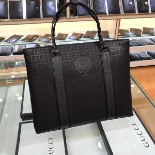 ハンドバッグ 大人っぽさや重厚感をカジュアル　フェンディとにかく暖かい防寒着おすすめ　FENDI　2026/2026年最新のブランド新品.487.