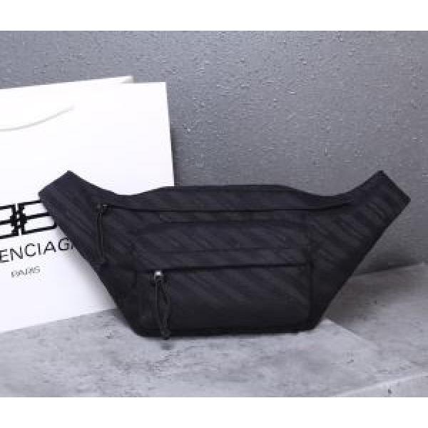ウエストポーチ 今年らしい新しい人気色 バレンシアガ【2026秋冬】今きてる最先端ブランド BALENCIAGA 現在流行中のおすすめ人気.51.