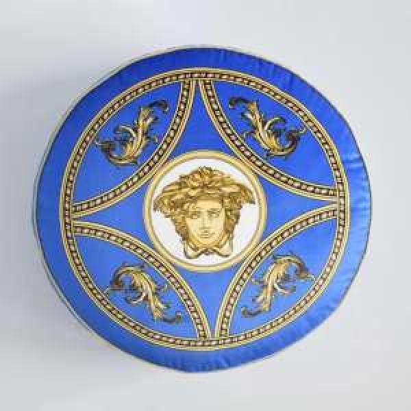 ヴェルサーチVERSACE 枕を抱く 気になる2026年秋のファッション 人気の秋冬新作再登場