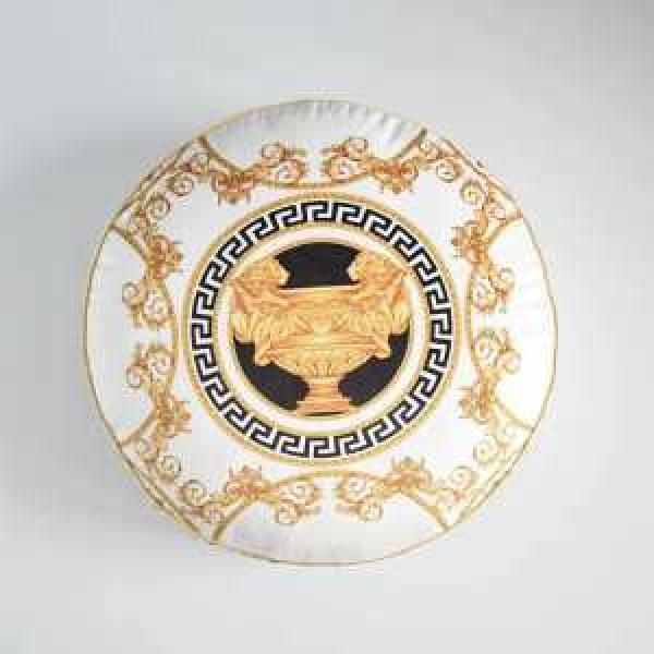 2026?2026秋冬流行色紹介 ヴェルサーチVERSACE 枕を抱く トレンド入り確実最新コレクション