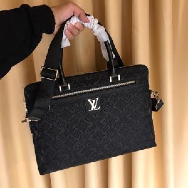 2026-20秋冬トレンドファッション ルイ ヴィトン LOUIS VUITTON 最新秋冬トレンドをチェック ハンドバッグ  秋冬流行りファション.45.