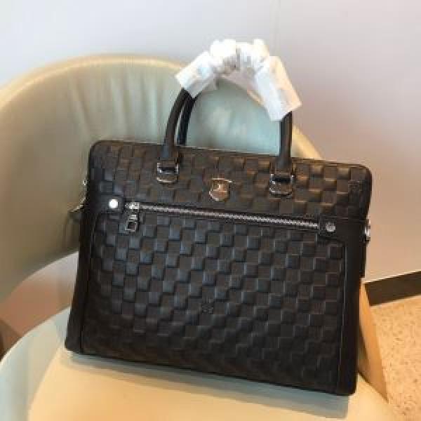 秋冬ファッションコーディネート ルイ ヴィトン人気ファッション雑誌でも掲載  LOUIS VUITTON ハンドバッグ 最重要！2026秋冬トレンド.45.