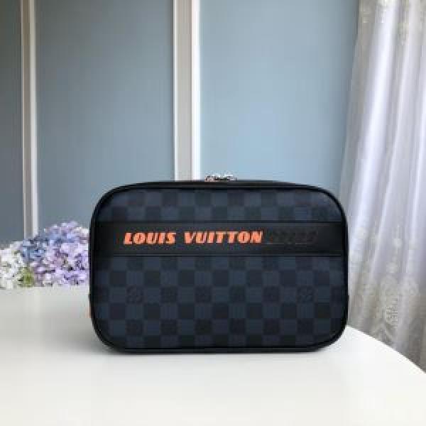 秋ファションのトレンド ルイ ヴィトン 一番おしゃれ秋冬トレンド LOUIS VUITTON 2026秋に注目したい ポーチ おしゃれさんはいち早く取り.45.