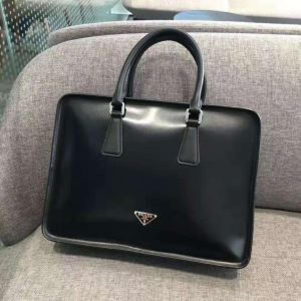 プラダ やっぱり優しい色 PRADA 【2025秋冬トレンド】押さえておきたい ハンドバッグ 2色可選 サイズのよさを感じる新作.57.