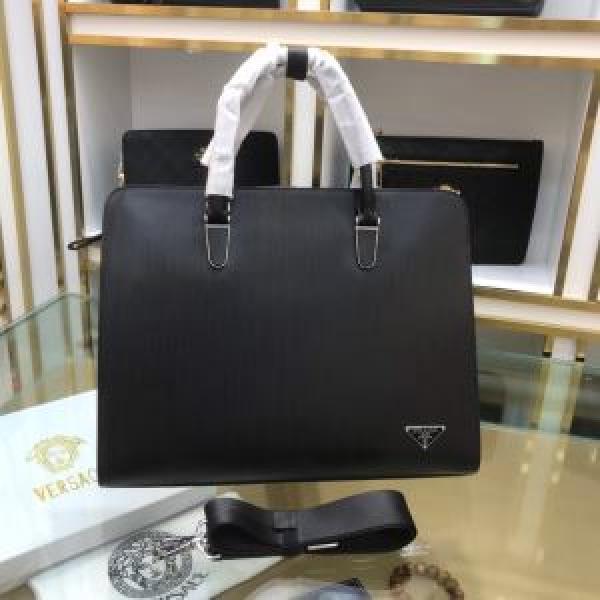 ハンドバッグ  秋冬コーデと相性がいい プラダ 2026トレンド秋冬おすすめ安い PRADA  おしゃれなファッションコーデ.57.
