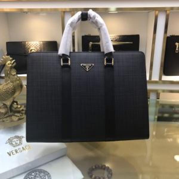 気になる2026年秋のファッション 秋トレンドの新定番 プラダ PRADA ハンドバッグ  今から取り入れられるトレンド.57.