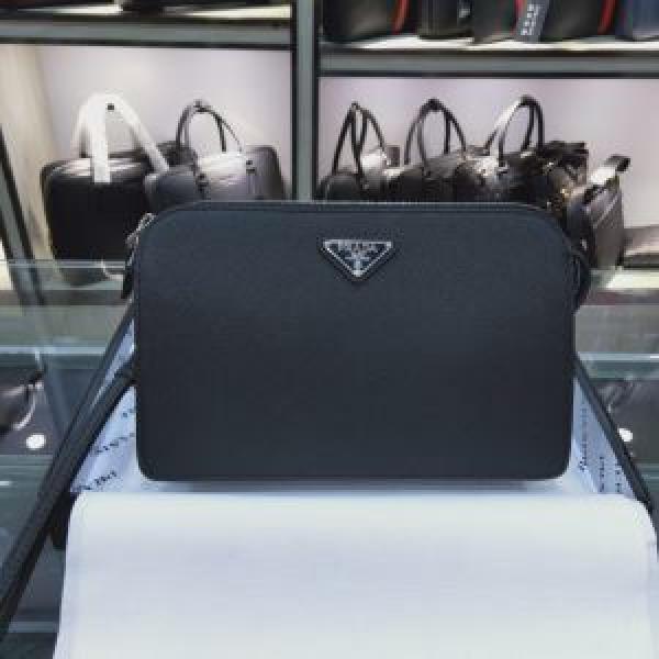 プラダ 秋トレンドの新定番 PRADA 気になる2026年秋のファッション ポーチ 今から取り入れられるトレンド.57.