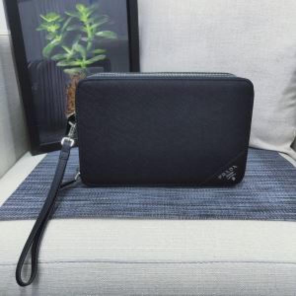 PRADA おしゃれでおすすめ今季トレンド ポーチおススメの秋冬アイテムをCHECK  プラダ 2025トレンドファッション新品.57.