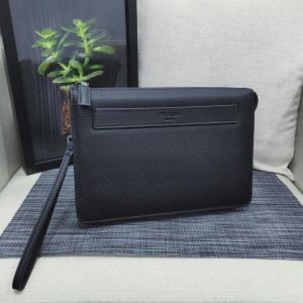 おしゃれ感度が高い秋冬トレンド ポーチ 先取り 2026/2026秋冬ファッション プラダ PRADA 最新作おすすめしたい秋冬.57.