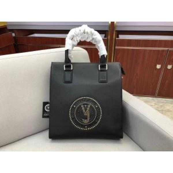 ヴェルサーチ やっぱり優しい色 VERSACE 【2026秋冬トレンド】押さえておきたい ハンドバッグ  サイズのよさを感じる新作.82.
