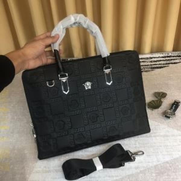 ハンドバッグ  今年注目な新品セール ヴェルサーチ2026秋冬最重要アイテム VERSACE  秋冬とれんど新品目立ち.82.