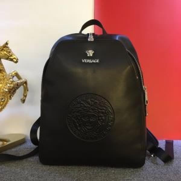 2026秋のファッショントレンドはこれ リュック秋冬もちろん主役級  ヴェルサーチVERSACE 大人かわいい秋冬コーデを楽しみ.82.