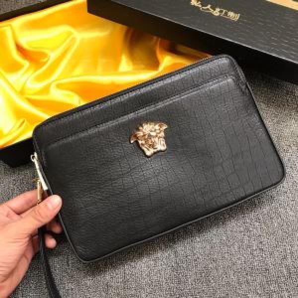 秋ファションのトレンド ヴェルサーチ 一番おしゃれ秋冬トレンドVERSACE ポーチ 2026秋に注目したい.82.