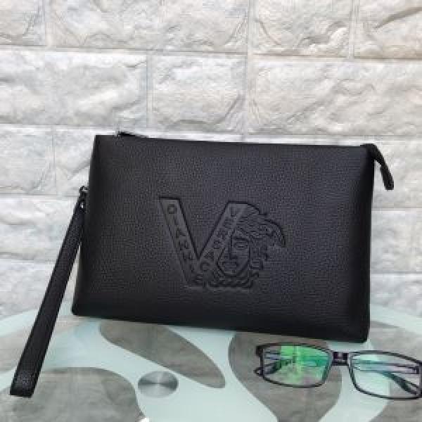 VERSACE  おしゃれさんはいち早く取り ヴェルサーチ2026秋、イチオシ上品 ポーチ 新作アイテムが今年流.82.