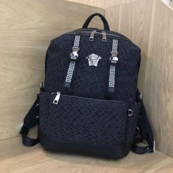 リュック 毎日はちょっとイイ秋冬新品 ヴェルサーチファッショントレンドを早速チェック VERSACE 2026秋冬流行ファション.82.